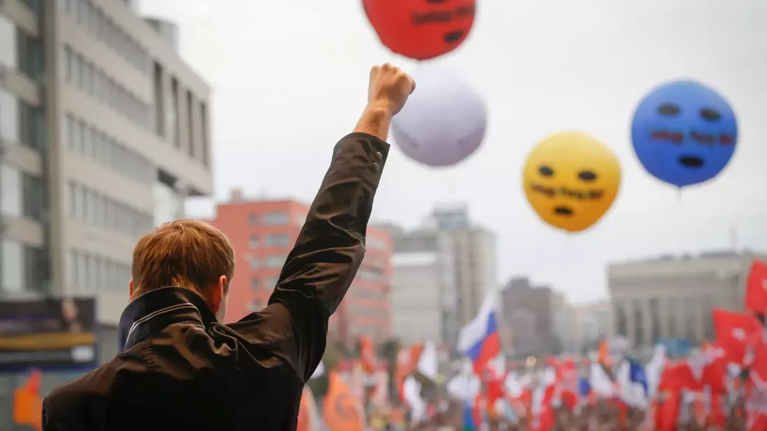 Alexej Nawalny bei einer Protestkundgebung in Moskau (2012). - Bild: Sergey Ponomarev/AP