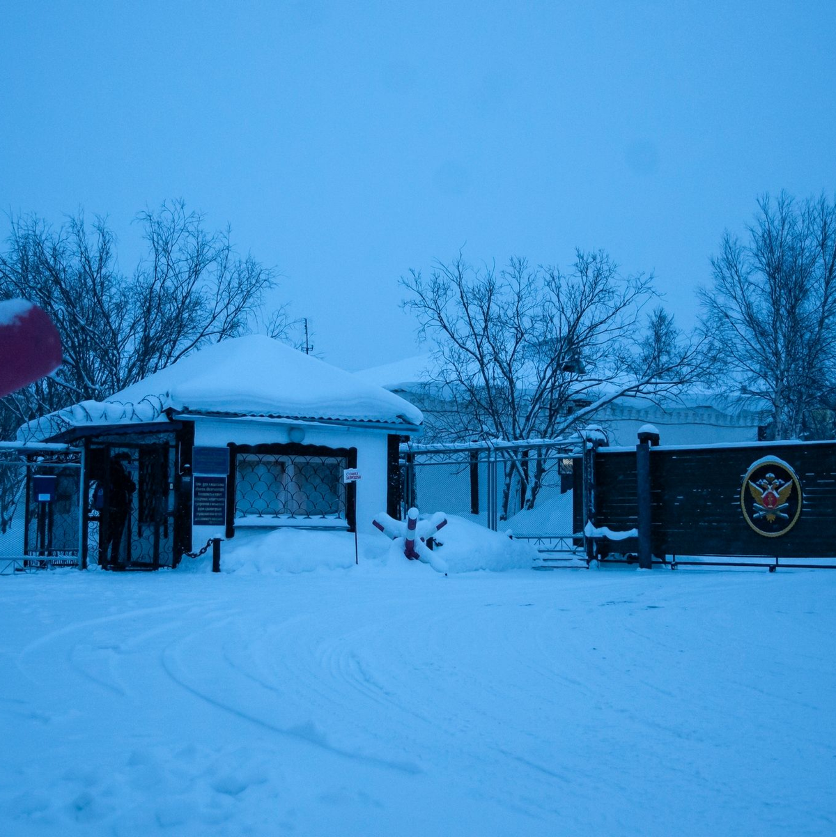 Blick auf den Eingang der Gefängniskolonie in dem Ort Charp in der Region Jamal, etwa 1.900 Kilometer nordöstlich von Moskau. - Foto: Uncredited/AP