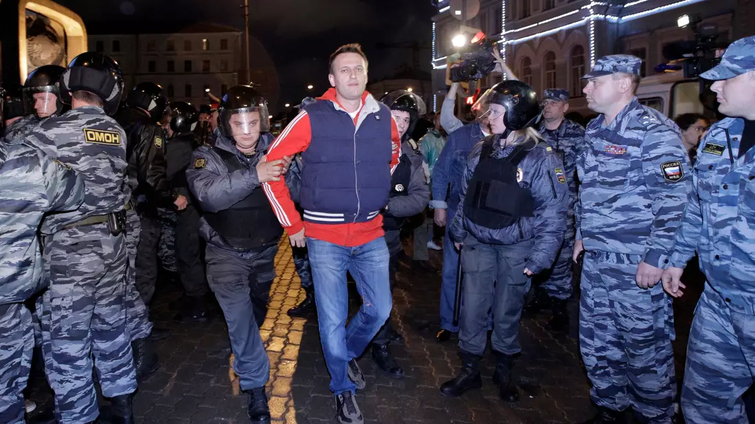 Die Polizei verhaftet Alexej Nawalny (M) mehrmals während Protesten - hier einen Tag nach Putins Amtseinführung 2012. - Bild: Sergey Ponomarev/AP