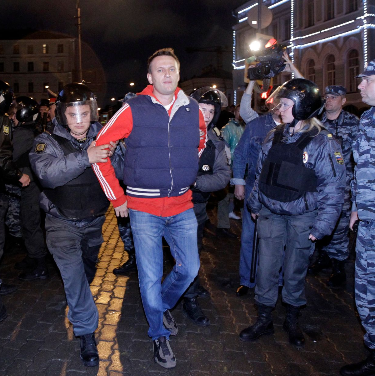 Die Polizei verhaftet Alexej Nawalny (M) mehrmals während Protesten - hier einen Tag nach Putins Amtseinführung 2012. - Foto: Sergey Ponomarev/AP
