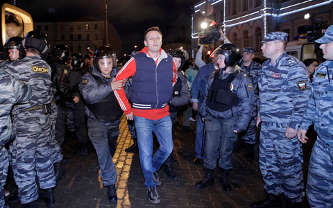 Die Polizei verhaftet Alexej Nawalny (M) mehrmals während Protesten - hier einen Tag nach Putins Amtseinführung 2012. - Foto: Sergey Ponomarev/AP