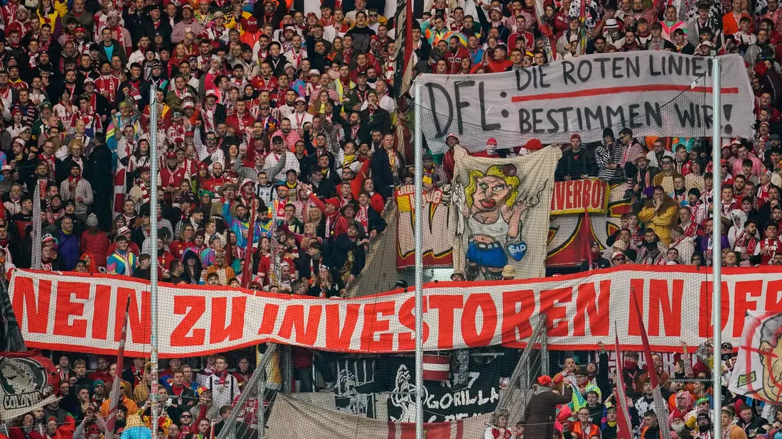 In den vergangenen Wochen gab es zahlreiche Proteste gegen einen Investoren-Einstieg bei der DFL. - Bild: Uwe Anspach/dpa