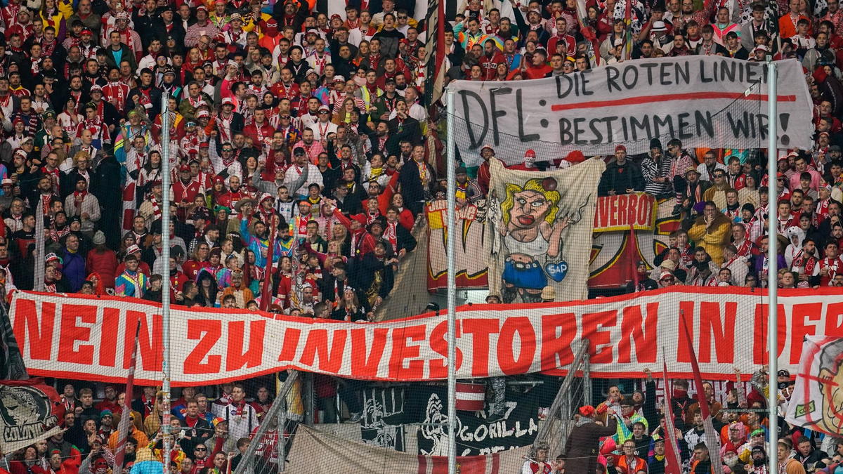 In den vergangenen Wochen gab es zahlreiche Proteste gegen einen Investoren-Einstieg bei der DFL. - Foto: Uwe Anspach/dpa