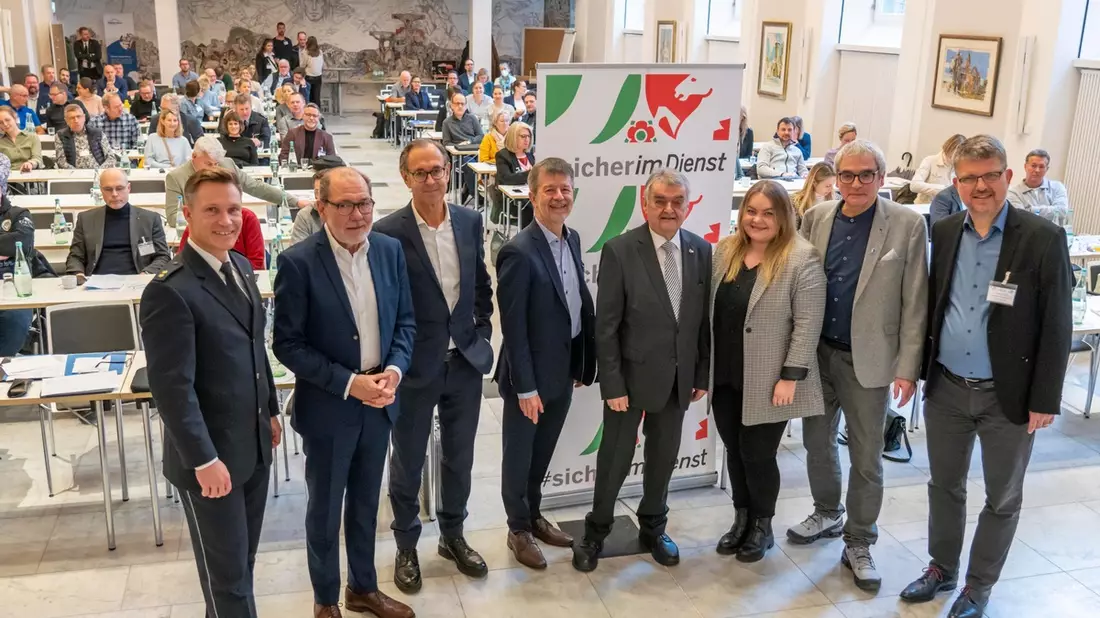 Mehr Schutz und Sicherheit von Beschäftigten im öffentl. Dienst - Fachtagung mit Experten, Praktikern und Wissenschaft an der Thomas-Morus-Akademie - Minister Reul: Auf jeden einzelnen kommt es an. - Bild: presseportal.de