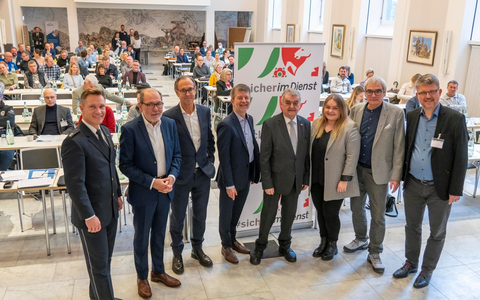 Mehr Schutz und Sicherheit von Beschäftigten im öffentl. Dienst - Fachtagung mit Experten, Praktikern und Wissenschaft an der Thomas-Morus-Akademie - Minister Reul: Auf jeden einzelnen kommt es an. - Foto: presseportal.de