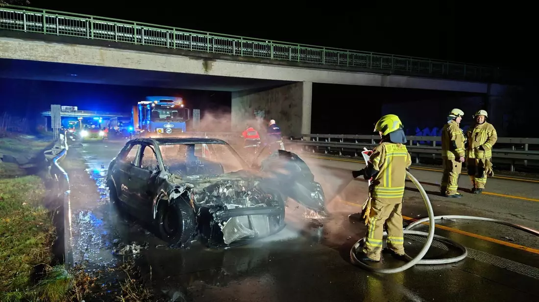 Die Feuerwehr löscht das brennende Fahrzeug des tatverdächtigen 49-Jährigen auf der Autobahn 1 bei Wildeshausen. - Bild: Ludger Tebben/Nord-West-Media TV/dpa