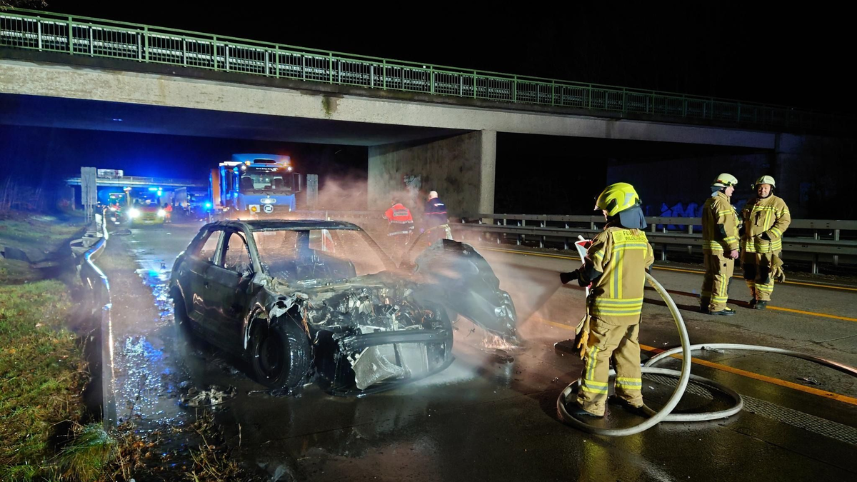Die Feuerwehr löscht das brennende Fahrzeug des tatverdächtigen 49-Jährigen auf der Autobahn 1 bei Wildeshausen. - Foto: Ludger Tebben/Nord-West-Media TV/dpa