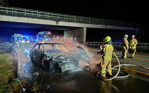 Die Feuerwehr löscht das brennende Fahrzeug des tatverdächtigen 49-Jährigen auf der Autobahn 1 bei Wildeshausen. - Foto: Ludger Tebben/Nord-West-Media TV/dpa