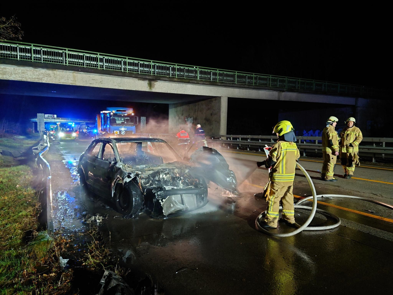 Die Feuerwehr löscht das brennende Fahrzeug des tatverdächtigen 49-Jährigen auf der Autobahn 1 bei Wildeshausen. - Foto: Ludger Tebben/Nord-West-Media TV/dpa