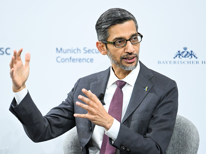 Google-Chef Sundar Pichai nimmt an der Münchner Sicherheitskonferenz teil. Tech-Giganten haben ein Abkommen gegen Wahlmanipulationen durch Künstliche Intelligenz geschlossen. - Foto: Tobias Hase/dpa
