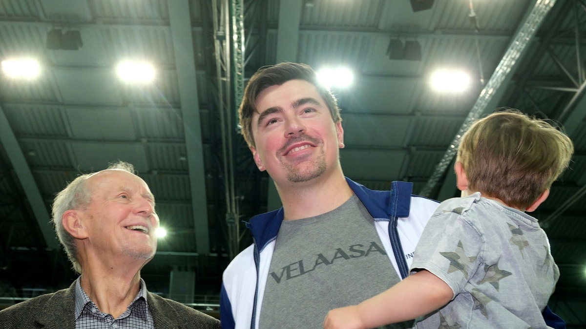 David Storl (M) wurde bei den deutschen Hallen-Meisterschaften in Leipzig verabschiedet. - Foto: Sebastian Willnow/dpa