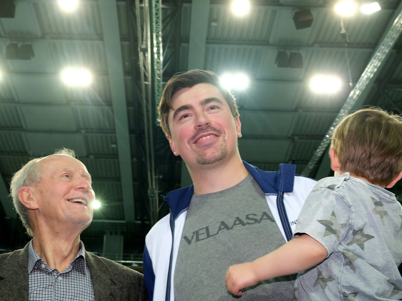 David Storl (M) wurde bei den deutschen Hallen-Meisterschaften in Leipzig verabschiedet. - Foto: Sebastian Willnow/dpa