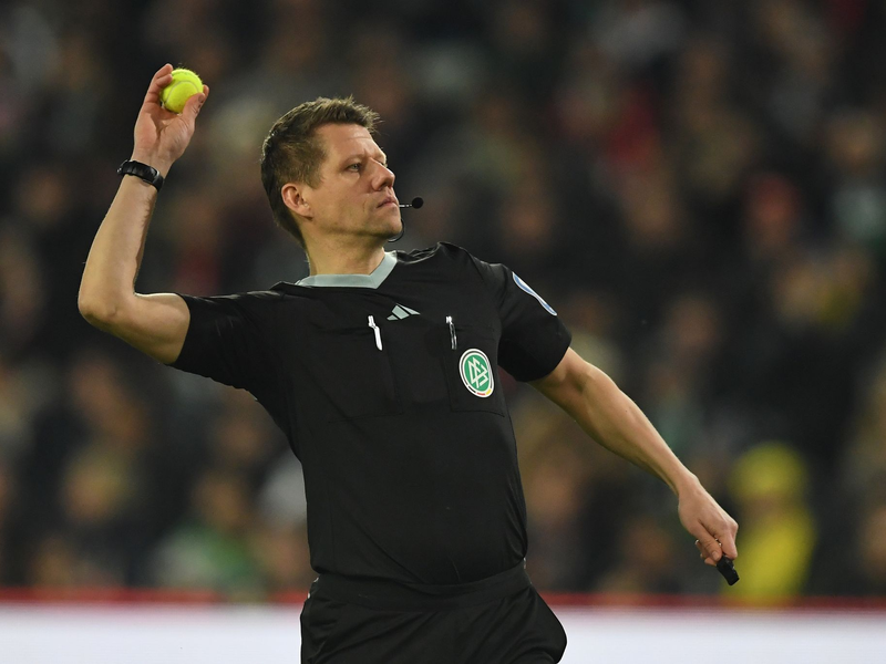Schiedsrichter Patrick Ittrich wirft einen Tennisball vom Spielfeld. - Foto: Swen Pförtner/dpa