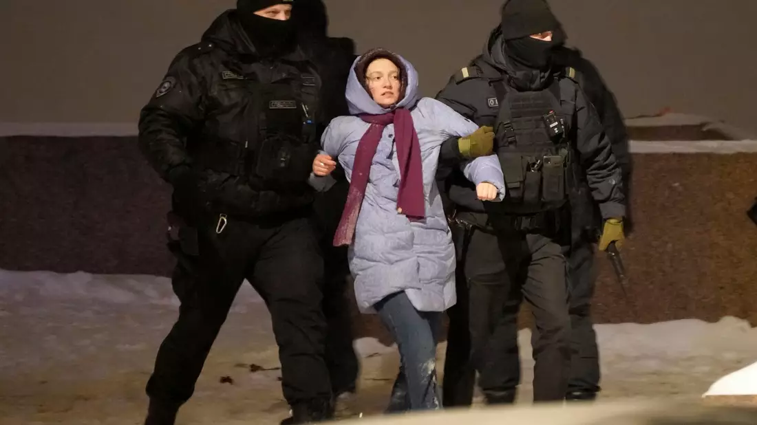 Auch in St. Petersburg wurden Menschen festgenommen, die Blumen für Nawalny niedergelegt hatten. - Bild: Uncredited/AP/dpa