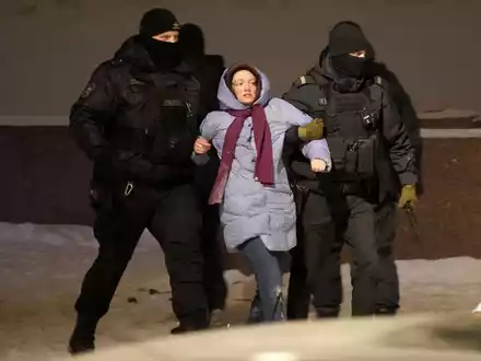 Auch in St. Petersburg wurden Menschen festgenommen, die Blumen für Nawalny niedergelegt hatten. - Foto: Uncredited/AP/dpa