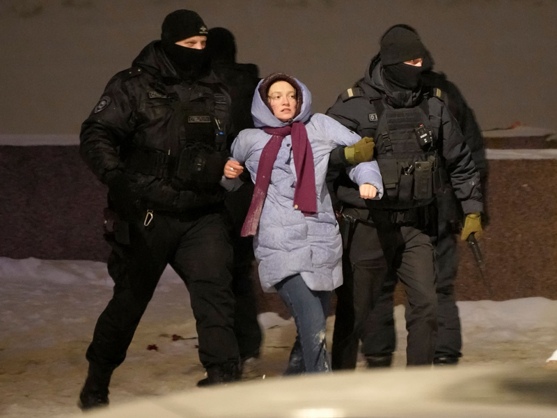 Auch in St. Petersburg wurden Menschen festgenommen, die Blumen für Nawalny niedergelegt hatten. - Foto: Uncredited/AP/dpa