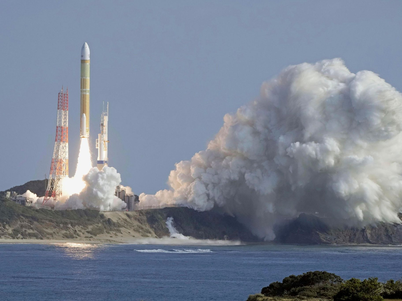 Eine H3-Rakete hebt vom Tanegashima Space Center in Kagoshima in Südjapan ab. - Foto: -/Kyodo News via AP/dpa