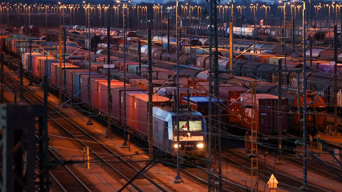 Die Güterverkehrssparte muss bis 2026 schwarze Zahlen schreiben. (Archivbild) - Bild: Bodo Marks/dpa