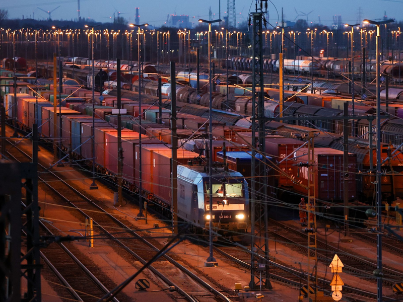 Konzernchefin Sigrid Nikutta muss die Güterverkehrstochter DB Cargo bis 2026 wieder in die schwarzen Zahlen führen. (Archivbild) - Foto: Bodo Marks/dpa