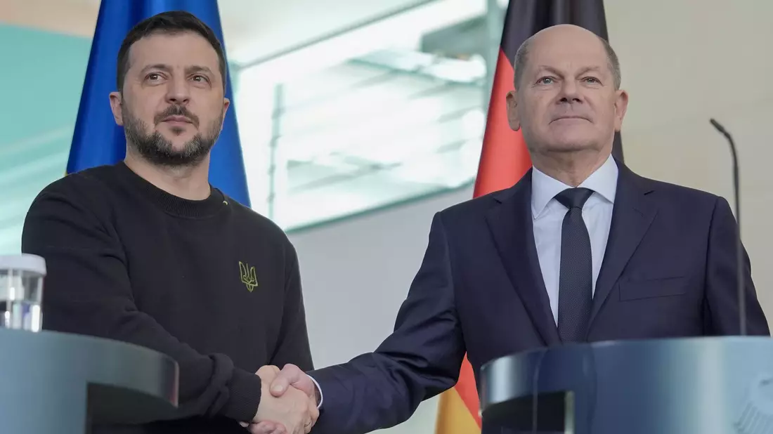 Bundeskanzler Olaf Scholz (rechts, SPD) ist für mehr diplomatische Bemühungen zur Beendigung des Ukraine-Kriegs und betonte sein gutes Verhältnis zum ukrainischen Präsidenten Wolodymyr Selenskyj. - Bild: Michael Kappeler/dpa