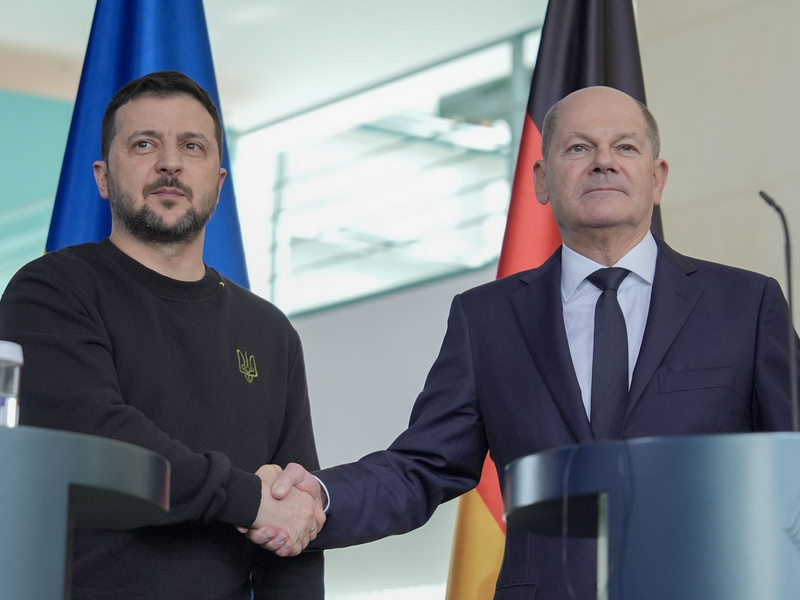 Bundeskanzler Olaf Scholz (rechts, SPD) ist für mehr diplomatische Bemühungen zur Beendigung des Ukraine-Kriegs und betonte sein gutes Verhältnis zum ukrainischen Präsidenten Wolodymyr Selenskyj. - Foto: Michael Kappeler/dpa