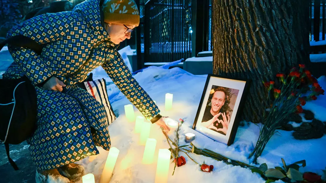 Auch im kanadischen Montreal gedenken Menschen dem verstorbenen Nawalny. - Bild: Graham Hughes/The Canadian Press via AP/dpa