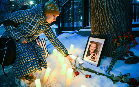 Auch im kanadischen Montreal gedenken Menschen dem verstorbenen Nawalny. - Foto: Graham Hughes/The Canadian Press via AP/dpa