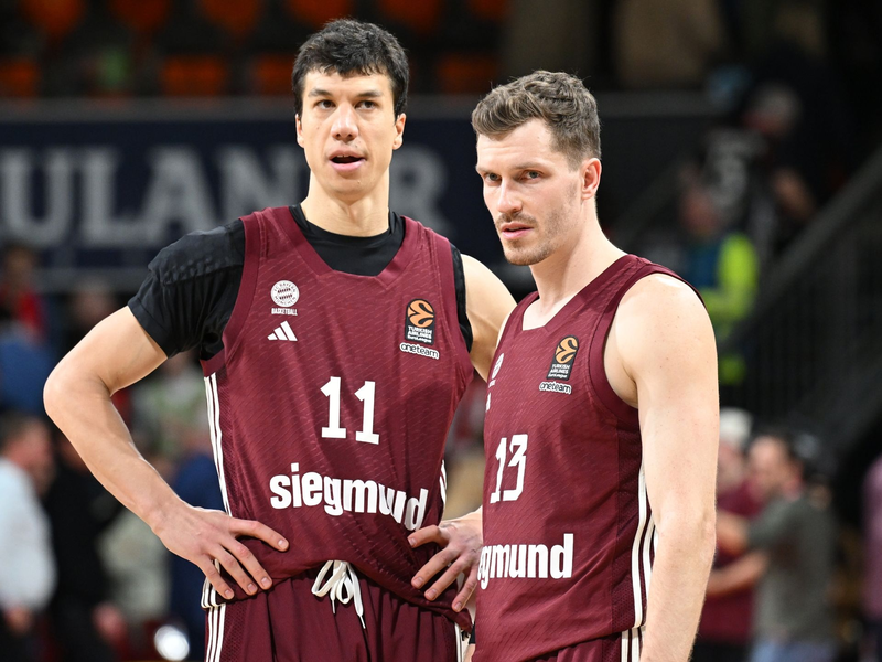 Bayerns Vladimir Lucic (l) und Andreas Obst stehen enttäuscht auf dem Spielfeld. - Foto: Angelika Warmuth/dpa