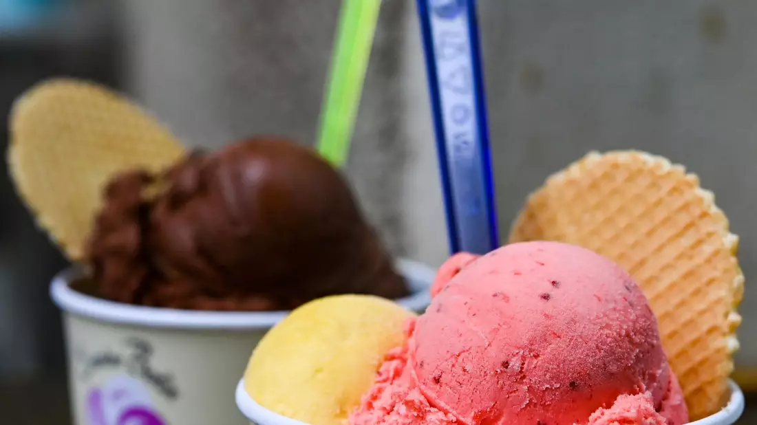 Ob ausgefallen, klassisch oder vegan - für jeden sollte etwas dabei sein, wenn am Wochenende die Eisdielen öffnen. - Bild: Jens Kalaene/dpa