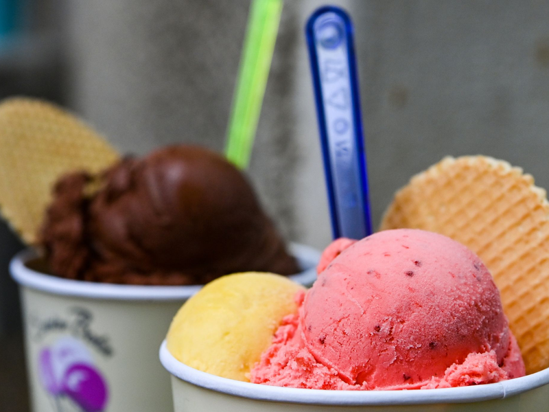 Ob ausgefallen, klassisch oder vegan - für jeden sollte etwas dabei sein, wenn am Wochenende die Eisdielen öffnen. - Foto: Jens Kalaene/dpa