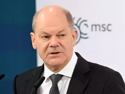 Bundeskanzler Olaf Scholz (SPD) spricht während der 60. Münchner Sicherheitskonferenz). - Foto: Felix Hörhager/dpa