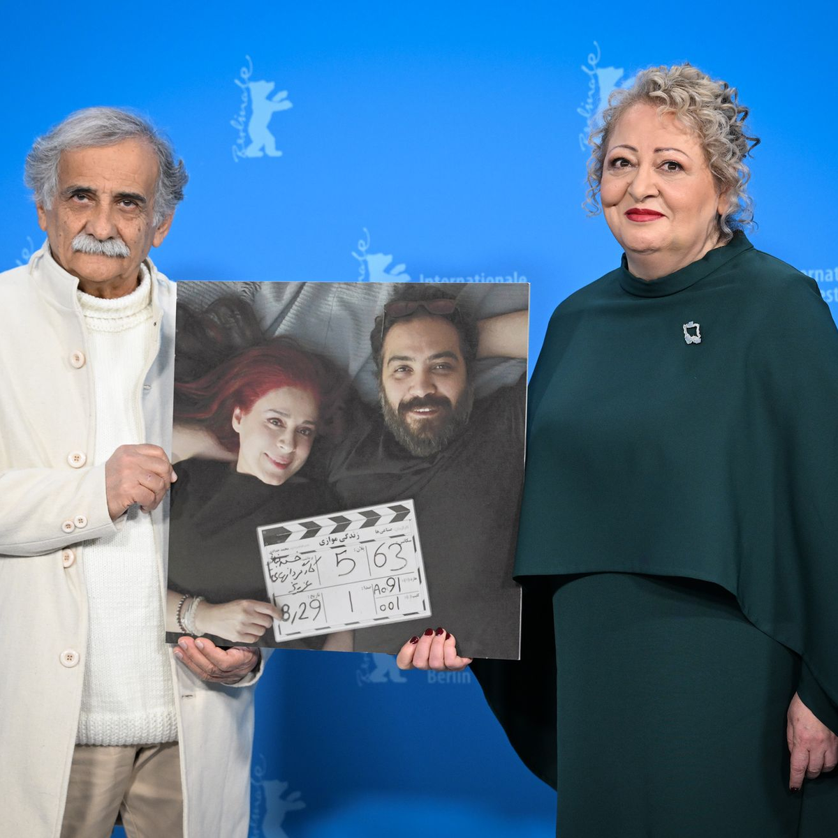 Die Schauspieler Esmail Mehrabi (l) und Lily Farhadpour kamen ohne ihre Regisseure zur Berlinale - zeigten sie aber auf einem Foto. - Foto: Soeren Stache/dpa