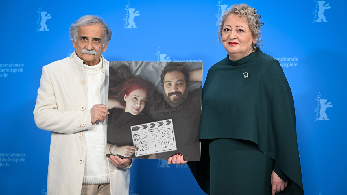 Die Schauspieler Esmail Mehrabi (l) und Lily Farhadpour kamen ohne ihre Regisseure zur Berlinale - zeigten sie aber auf einem Foto. - Foto: Soeren Stache/dpa