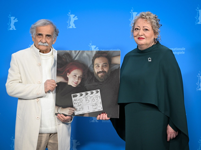 Die Schauspieler Esmail Mehrabi (l) und Lily Farhadpour kamen ohne ihre Regisseure zur Berlinale - zeigten sie aber auf einem Foto. - Foto: Soeren Stache/dpa