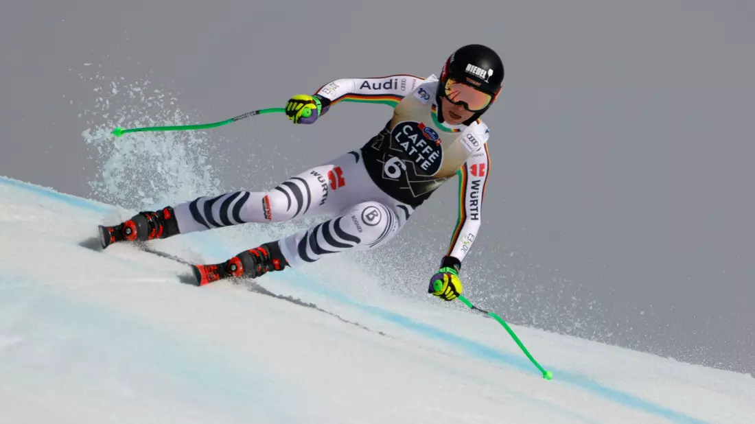 Kam bei der Abfahrt in Crans Montana nur auf Rang 18: Kira Weidle. - Bild: Giovanni Maria Pizzato/AP/dpa