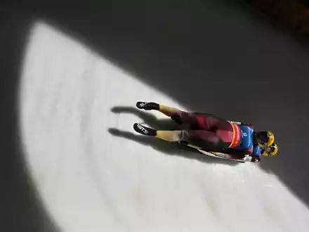 Dajana Eitberger und Saskia Schirmer waren beim Rodel-Weltcup in Oberhof die Schnellsten. - Foto: Martin Schutt/dpa