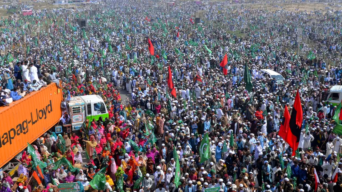 Anhänger der Großen Demokratischen Allianz nehmen an einer Kundgebung in Hyderabad teil, um gegen angebliche Manipulationen bei den Parlamentswahlen zu protestieren - Bild: Pervez Masih/AP/dpa