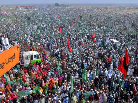 Anhänger der Großen Demokratischen Allianz nehmen an einer Kundgebung in Hyderabad teil, um gegen angebliche Manipulationen bei den Parlamentswahlen zu protestieren - Foto: Pervez Masih/AP/dpa