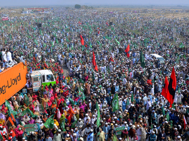 Anhänger der Großen Demokratischen Allianz nehmen an einer Kundgebung in Hyderabad teil, um gegen angebliche Manipulationen bei den Parlamentswahlen zu protestieren - Foto: Pervez Masih/AP/dpa