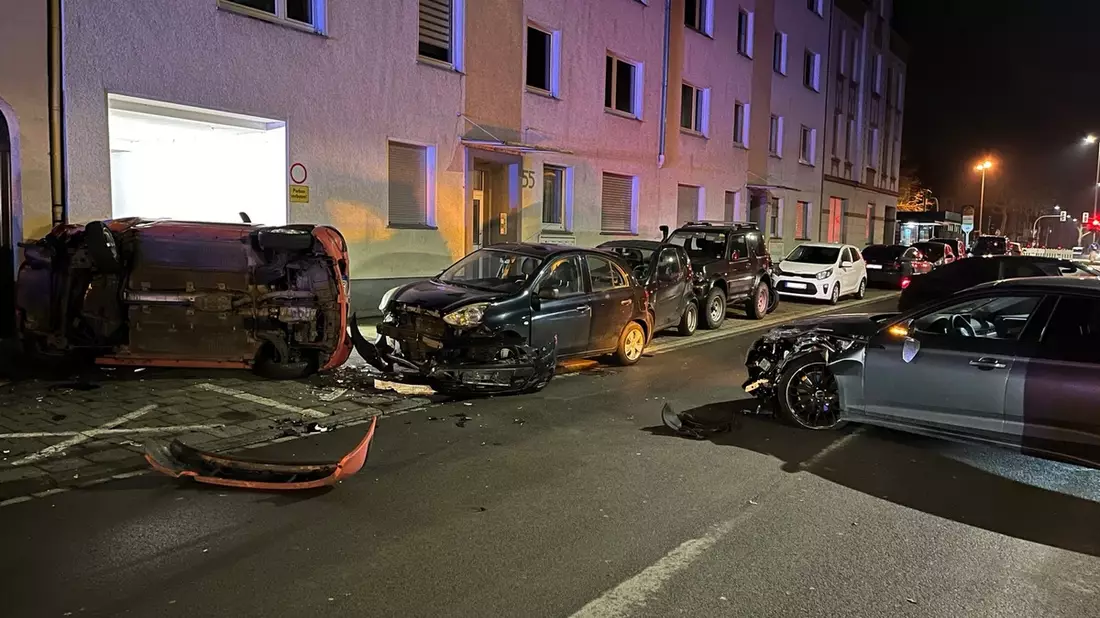 POL-BO: Schwerer Unfall in Stahlhausen: Alkoholisierter Autofahrer (30) kollidiert mit fünf geparkten Fahrzeugen - Bild: presseportal.de