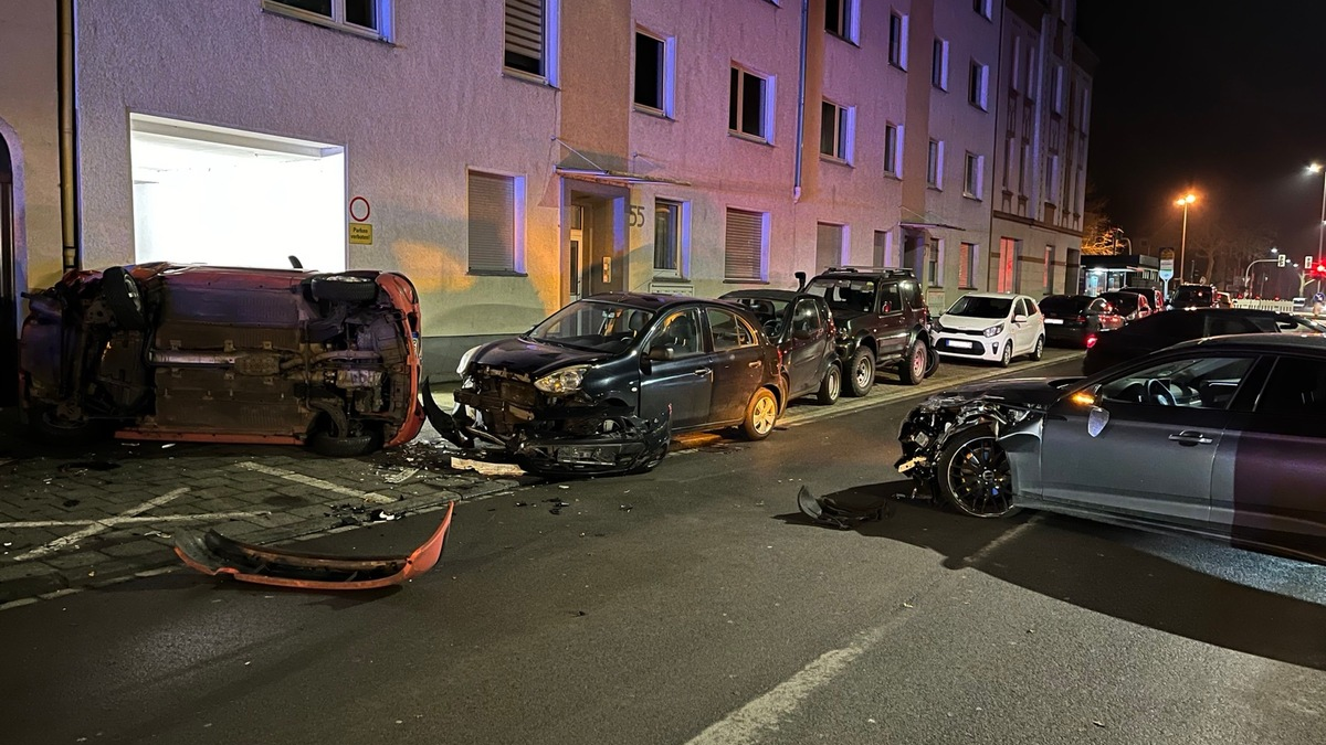 POL-BO: Schwerer Unfall in Stahlhausen: Alkoholisierter Autofahrer (30) kollidiert mit fünf geparkten Fahrzeugen - Foto: presseportal.de