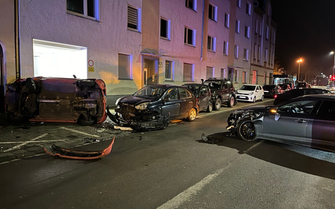 POL-BO: Schwerer Unfall in Stahlhausen: Alkoholisierter Autofahrer (30) kollidiert mit fünf geparkten Fahrzeugen - Foto: presseportal.de