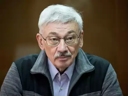 Oleg Orlow von der mit dem Friedensnobelpreis ausgezeichneten Menschenrechtsorganisation Memorial. - Foto: Alexander Zemlianichenko/AP