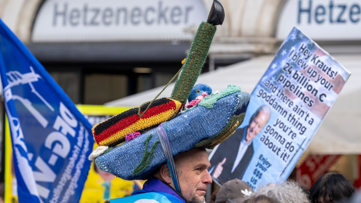Demonstrantinnen und Demonstranten haben sich in München am Rande der Sicherheitskonferenz versammelt. - Foto: Peter Kneffel/dpa