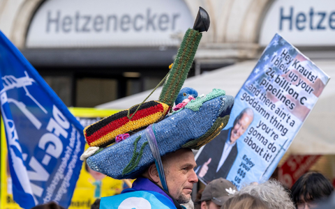Demonstrantinnen und Demonstranten haben sich in München am Rande der Sicherheitskonferenz versammelt. - Foto: Peter Kneffel/dpa