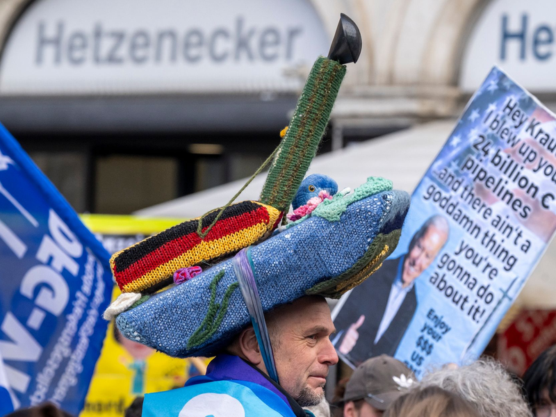 Demonstrantinnen und Demonstranten haben sich in München am Rande der Sicherheitskonferenz versammelt. - Foto: Peter Kneffel/dpa