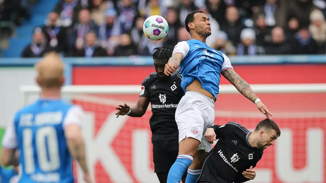 Stephan Ambrosius (l) und der HSV kamen nicht über ein 2:2 in Rostock hinaus. - Bild: Christian Charisius/dpa