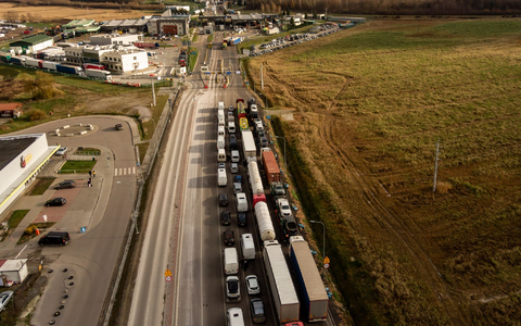Lastwagen stehen Ende November 2023 in langen Schlangen hintereinander, um die Grenze in Medyka zu überqueren. - Foto: Dominika Zarzycka/SOPA Images via ZUMA Press Wire/dpa