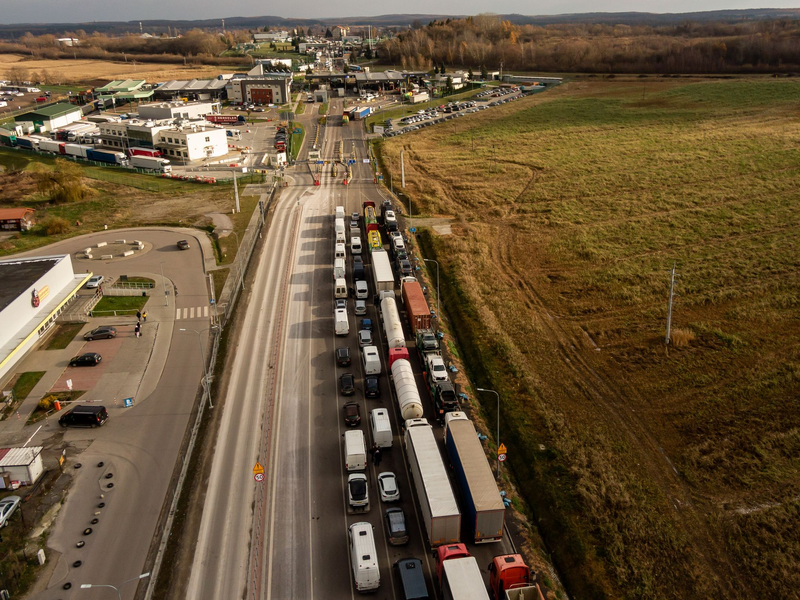 Lastwagen stehen Ende November 2023 in langen Schlangen hintereinander, um die Grenze in Medyka zu überqueren. - Foto: Dominika Zarzycka/SOPA Images via ZUMA Press Wire/dpa