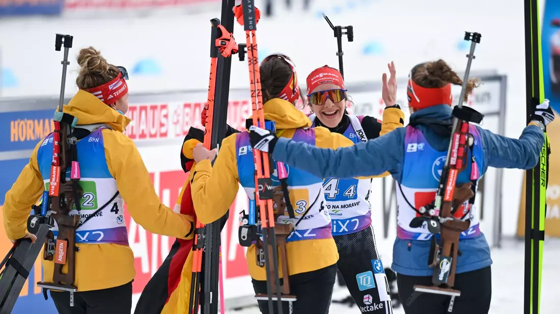 Sophia Schneider (2.v.r.) sicherte den DSV-Frauen WM-Bronze. - Bild: Hendrik Schmidt/dpa